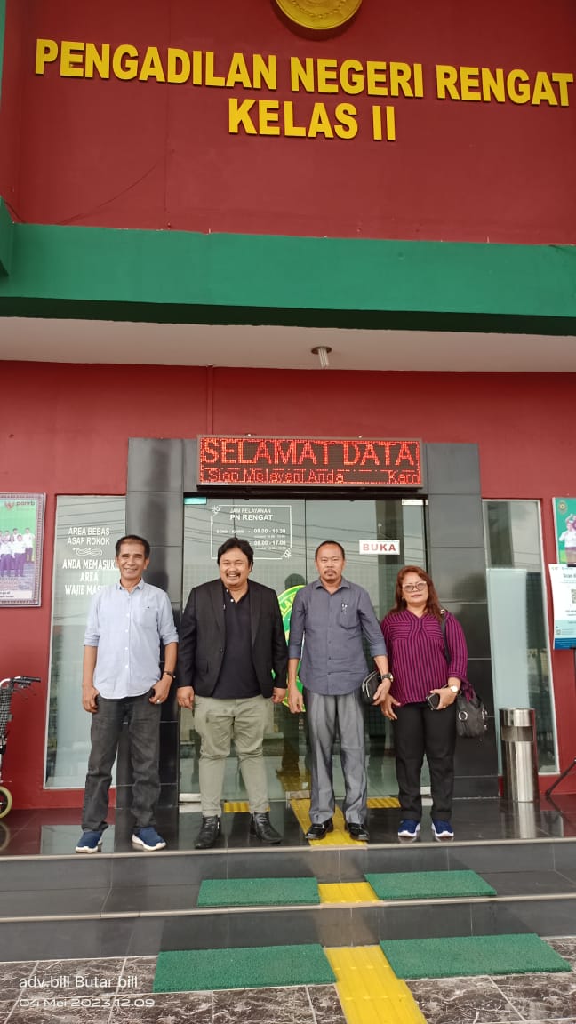 Ket. Foto : Penasehat Hukum B. fransisco Butar Butar, S.H (kedua dari Kanan), Roy Berto Pangihutan Sirait, S.H (kemeja hitam), didampingi Ketua Umum SPI, Suriani Siboro (kanan) dan Sekretaris Umum SPI, Wesly H Sihombing (kiri), saat melayangkan Gugatan Perdata dI PN Rengat, Kamis (04/05/2023).